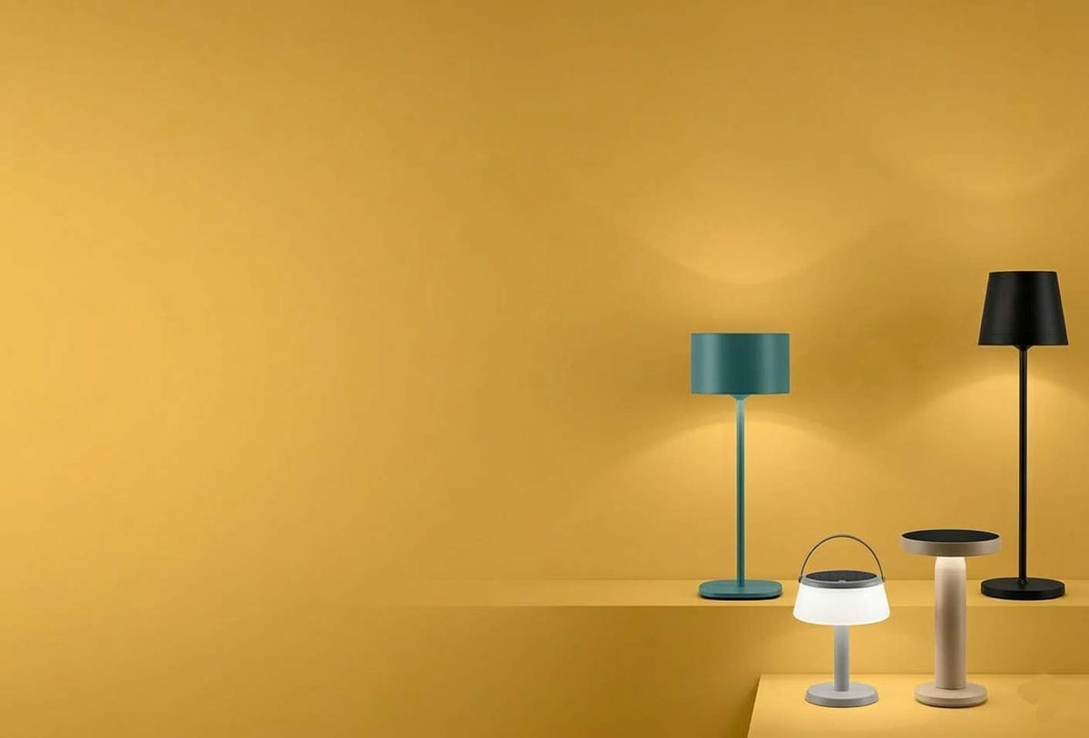 esposizione di lampade ricaricabili da tavolo