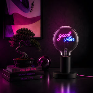 Lampadina decorativa LED G125 E27 POPON GOOD VIBES in ambiente su portalampada da tavolo